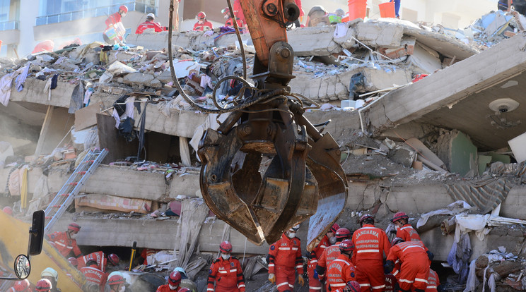 107 embert húztak ki élve a törmelékpokolból a földrengést követően /Fotó: Northfoto