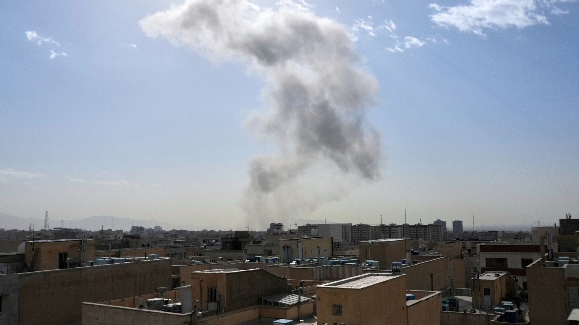 Po izraelskom útoku na Teherán stúpa z cetntra iránskeho hlavného mesta dym, 28. februára 2026