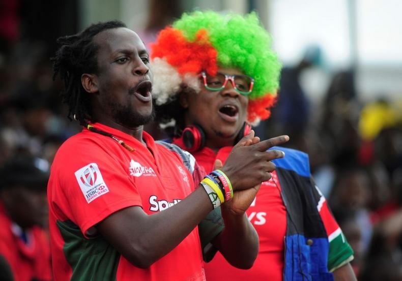 NAIROBI, KENYA - 7 JUILLET : Sur cette photo publiée par APO Group, un fan du Kenya Simbas assiste à la victoire 38-22 contre l'Ouganda lors des éliminatoires de la Coupe du monde de rugby et du match de la Coupe du monde de rugby entre le Kenya et l'Ouganda au RFUEA Grounds en juillet.  7, 2018 à Nairobi, Kenya.  (Photo par APO Group via Getty Images