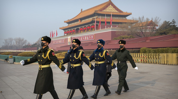 Védőmaszkot viselő katonák a pekingi Tienanmen téren 2020. január 27-én. Az új, tüdőgyulladást okozó koronavírus halálos áldozatainak a száma 80 fölé nőtt Kínában, és világszerte közel háromezer fertőzöttet regisztráltak. A kórokozó a 11 millió lakosú Hupej tartománybeli Vuhan egyik halpiacán bukkant fel először, ahol illegálisan árusították a vadhúst.MTI/AP/Mark Schiefelbein