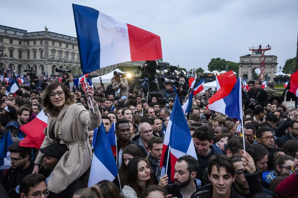 Macronowi nieco bliżej do socjalistów niż do centroprawicy, ale ci na pewno nie będą chcieli popierać jego pomysłów na liberalizację prawa pracy