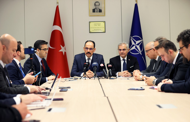 Rzecznik prezydenta Turcji Ibrahim Kalin na konferencji prasowej w ramach spotkania trójstronnego Finlandii, Szwecji i Turcji w siedzibie NATO w Brukseli, 9 marca 2023 r.