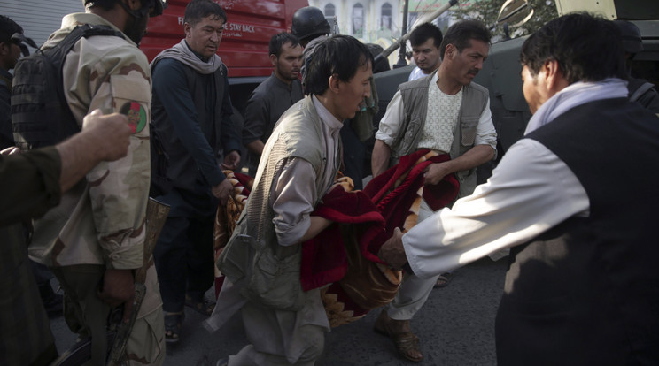 Egy nő holttestét viszik Kabulban 2017. augusztus 25-én, miután négy fegyveres megrohamozta és hatalmába kerítette az afgán főváros egyik síita mecsetjét a pénteki ima alatt. Az incidensben legalább húsz ember életét vesztette, ötven pedig megsebesült. Két támadó felrobbantotta magát, kettővel a biztonsági erők végeztek. /Fotó: MTI/AP/Maszúd Hoszaini