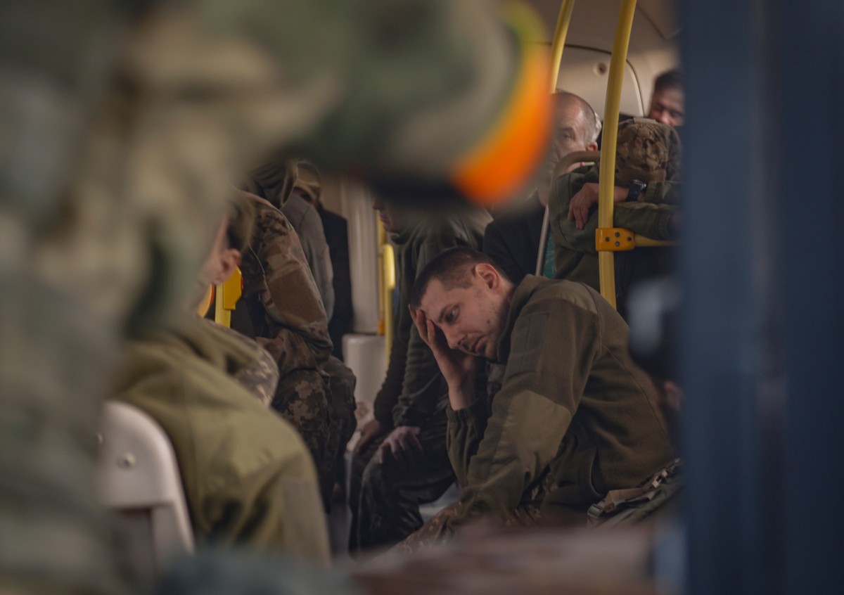 Ukraiński żołnierz podczas ewakuacji z huty Azowstal