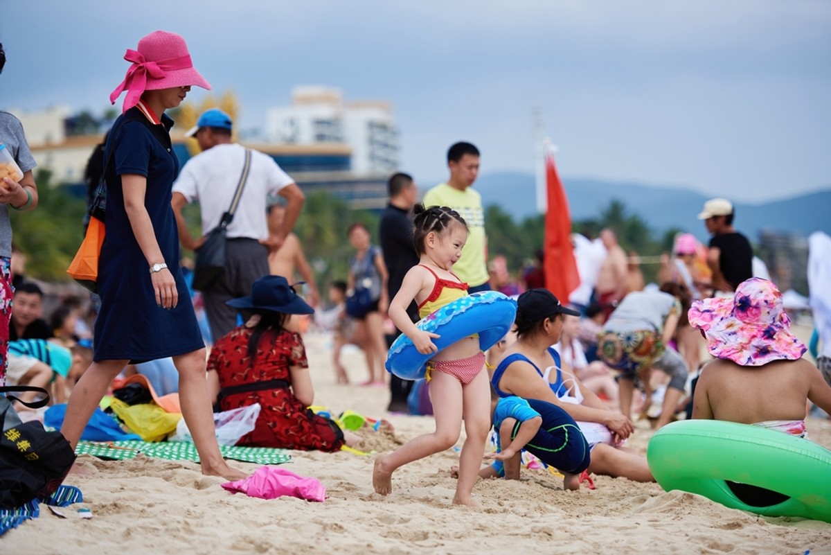 Ludzie na plaży. Chiny