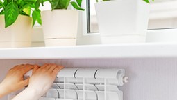 Jak obniżyć rachunki zimą? Jeden prosty trik przy kaloryferze, który działa natychmiast