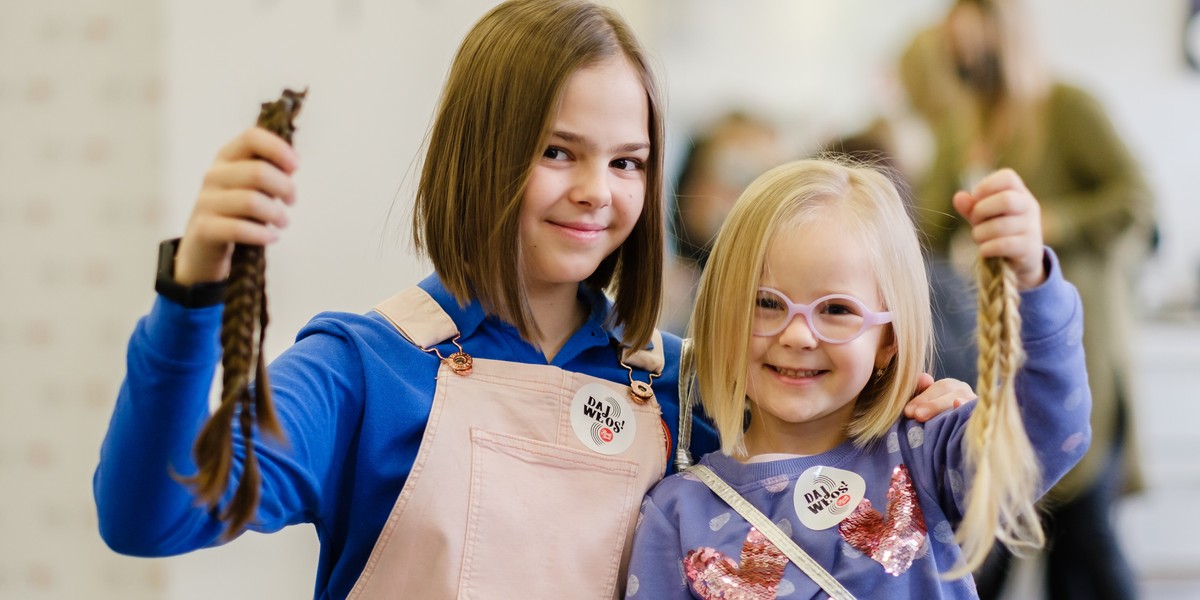 Hania Milota (11 l.) i Karolina Zduńczyk (3 l.) oddały swoje włosy na peruki dla chorych pacjentów