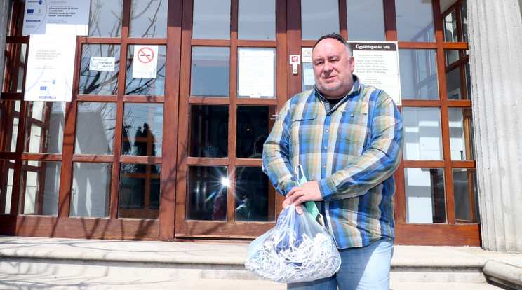 Ambrus Tibor polgármester nem csak a pálinkáját dobta a közösbe. A község maga készíti a száj-maszkokat is, jut minden-kinek / Fotó : Pozsonyi Zita