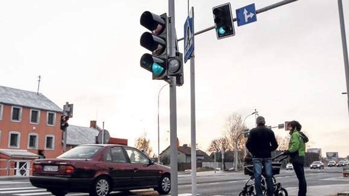 "Sprytni" kierowcy omijają korki na rondzie i ulicy Lwowskiej uciekając w osiedlowe uliczki. Mamy tego dość! - denerwują się mieszkańcy os. Pobitno i Wilkowyja.