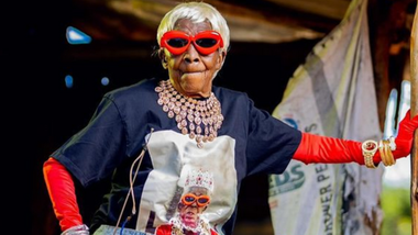 babcia z zambii podbija świat mody. stała się internetową sensacją