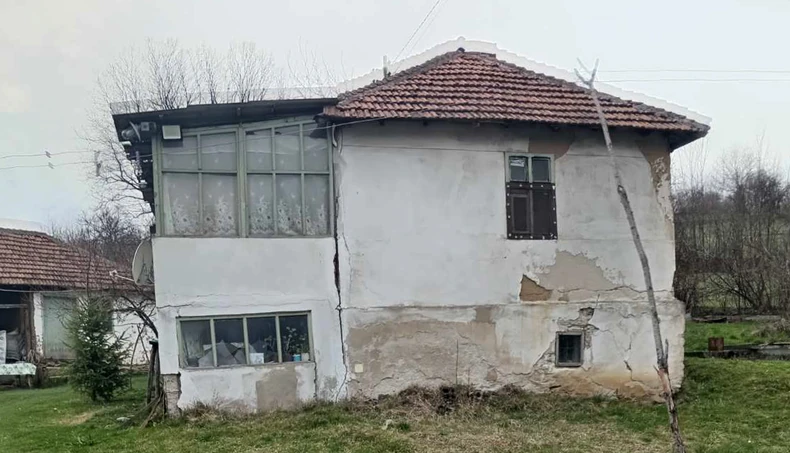 Tršona kuća u kojoj Rakići žive