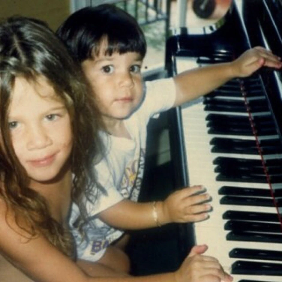 Sa sestrom Kloi kada su bili deca