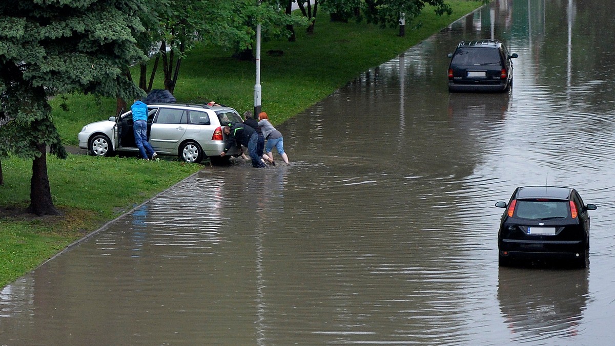 W województwach, gdzie doszło do podtopień, trwają czynności ratownicze i zabezpieczające, liczone są straty - poinformowało Ministerstwo Administracji i Cyfryzacji. W siedmiu województwach wydano ostrzeżenia o możliwości przekroczenia stanów alarmowych. Synoptycy przewidują kolejne ulewy i burze.