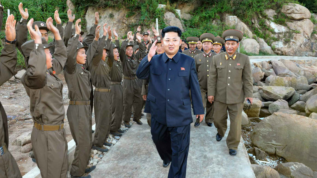 Jak przystało na nadwornych muzyków najokrutniejszego komunistycznego reżimu świata, Orkiestra Unhasu, zespół Wanghaesan oraz kobieca grupa Moranbong są znakomicie przygotowane do każdego występu. Kiedy w pierwszym rzędzie na widowni zasiada Kim Dzong Un, najwyższy przywódca Korei Północnej, nie można sobie pozwolić na tremę, a każde wykonanie musi być idealne.