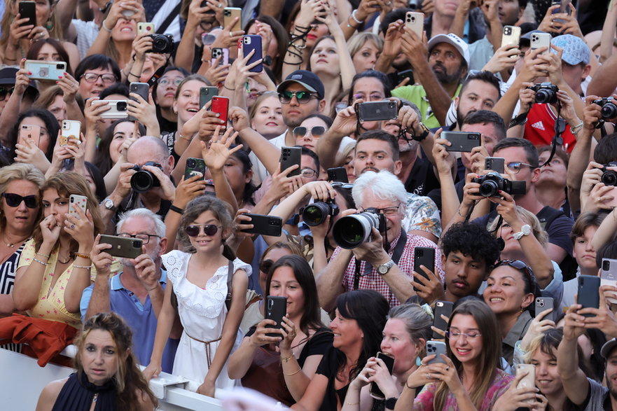 Fani czekający na gwiazdy przechadzające się po czerwonym dywanie przed galą zakończenia festiwalu w Cannes, 27 maja 2023 r.GE