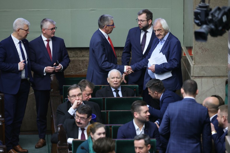 Jarosław Kaczyński w otoczeniu polityków PiS w Sejmie