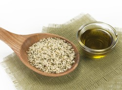 Dlaczego warto (i jak jeść) nasiona konopi?