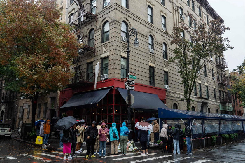 Fani serialu "Przyjaciele" zebrali się na rogu Bedford St. i Grove St. w Greenwich Village, aby uczcić zmarłego aktora.