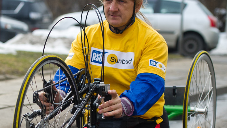 Niepełnosprawny kolarz z podłódzkich Pabianic Krzysztof Jarzębski zamierza w ciągu 14 dni przejechać przez kilka państw europejskich; do pokonania ma ok. 3,8 tys. km. Wyprawę rozpoczął we wtorek z Łodzi.