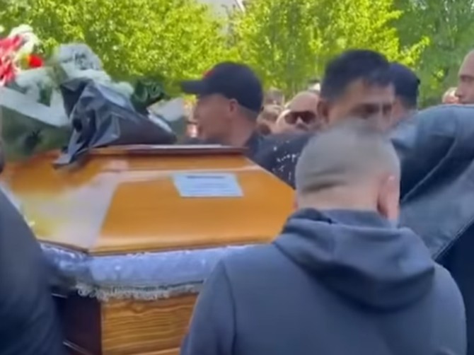 Snimak bizarne sahrane poznatog romskog muzičara prenerazio Srbiju