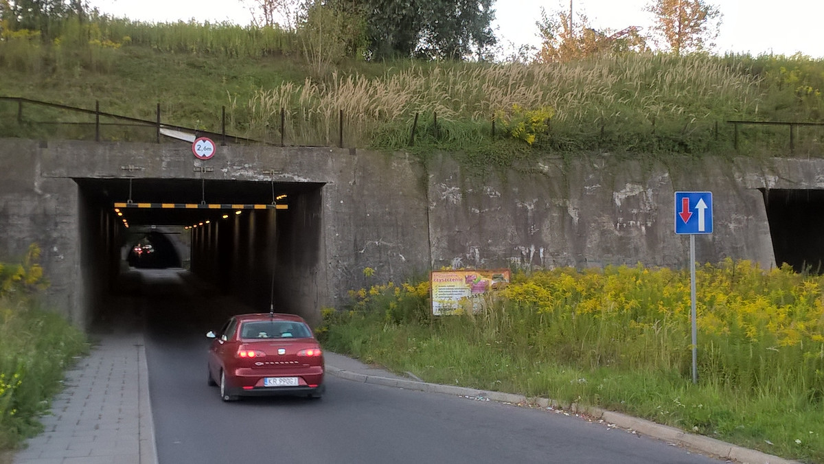 Miejskie autobusy będa mogły przejechać przez tunel w Ruszczy. Do połowy grudnia drogowcy mają zamontować światła, które mają pozwolić na bezpieczne kursowanie miejskiej komunikacji. Takie rozwiązanie skróci drogę wielu podróżnym. O światła mieszkańcy Ruszczy prosili urzędników od lat.