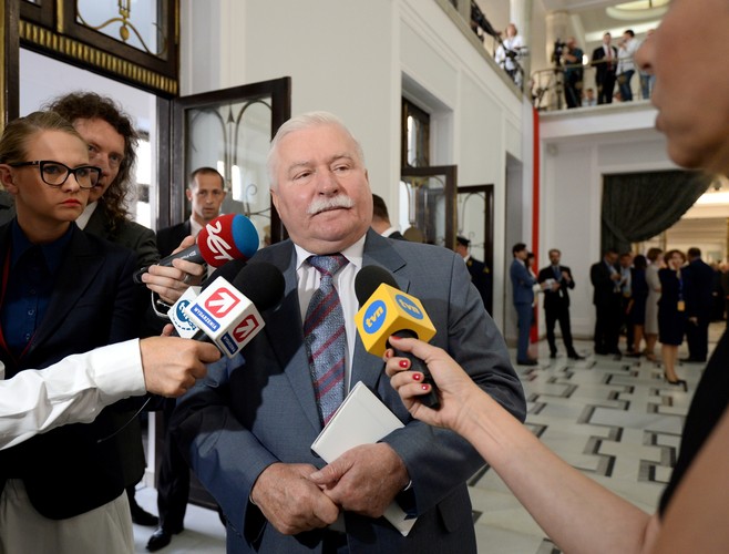 Były prezydent Lech Wałęsa przybywa do Sejmu przed rozpoczęciem posiedzenia Zgromadzenia Narodowego.