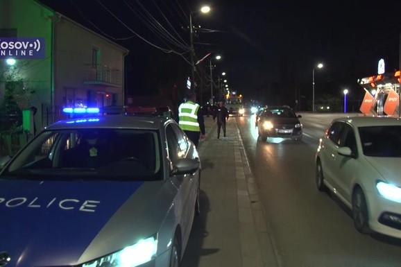 (FOTO, VIDEO) TZV. KOSOVSKA POLICIJA SKLANJA SRPSKE ZASTAVE PRED USKRS Oglasila se Srpska lista: "Direktno kršenje osnovnih ljudskih prava srpskog naroda!"