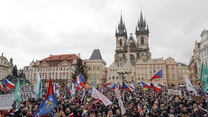 Újabb tüntetés Európában: ezúttal Prágában szólaltak fel a korlátozások ellen