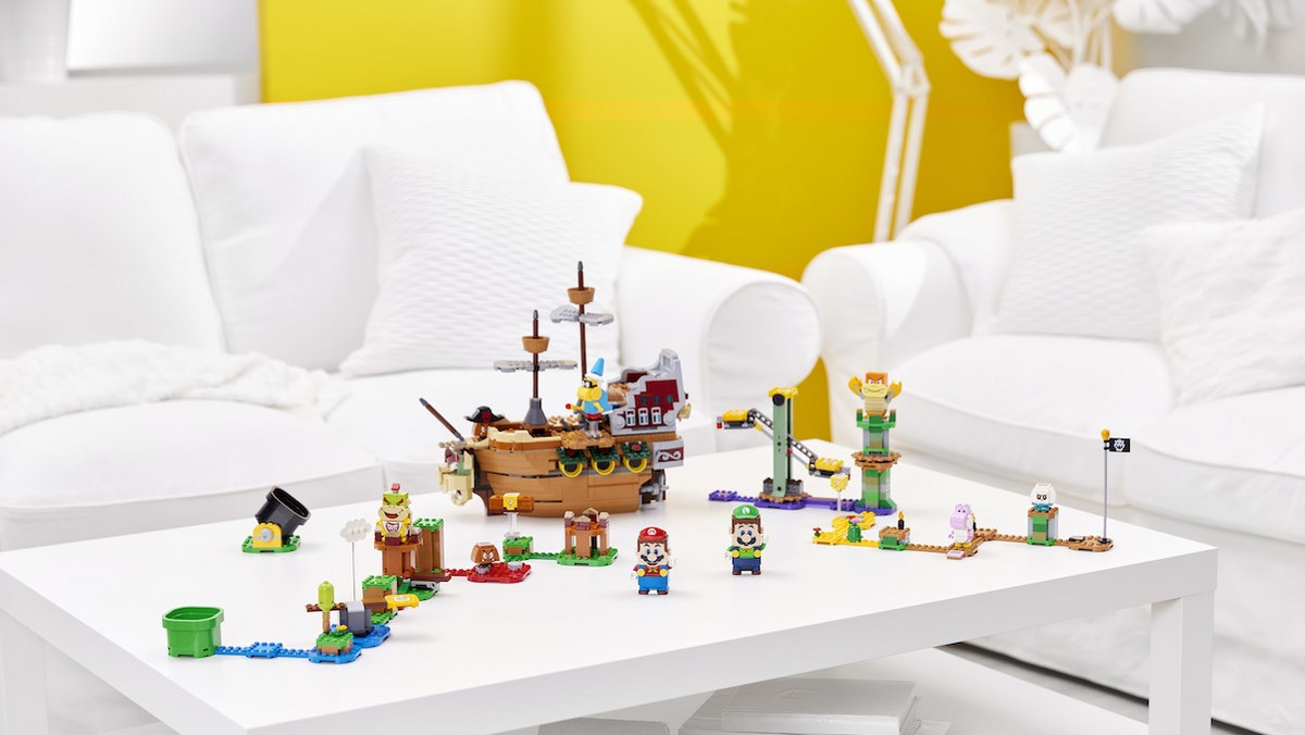 Grupa LEGO ogłosiła niedawno, że dwóch graczy jednocześnie może poznawać przygody legendarnych hydraulików z zestawów LEGO® Mario™ i LEGO® Luigi™. Nowa funkcja idealnie sprawdzi się podczas rodzinnych zabaw i będzie gwarancją wspaniałej wspólnej rozrywki.