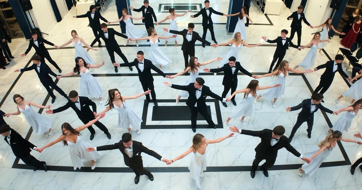 Tak zatańczyli na studniówce. Walc maturzystów z Łukowa podbija sieć. "Nie można oderwać oczu"