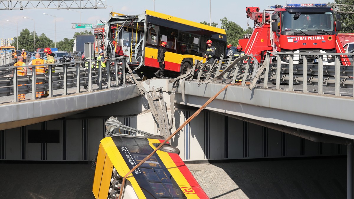 Autobus przełamał się na pół i spadł z wiaduktu