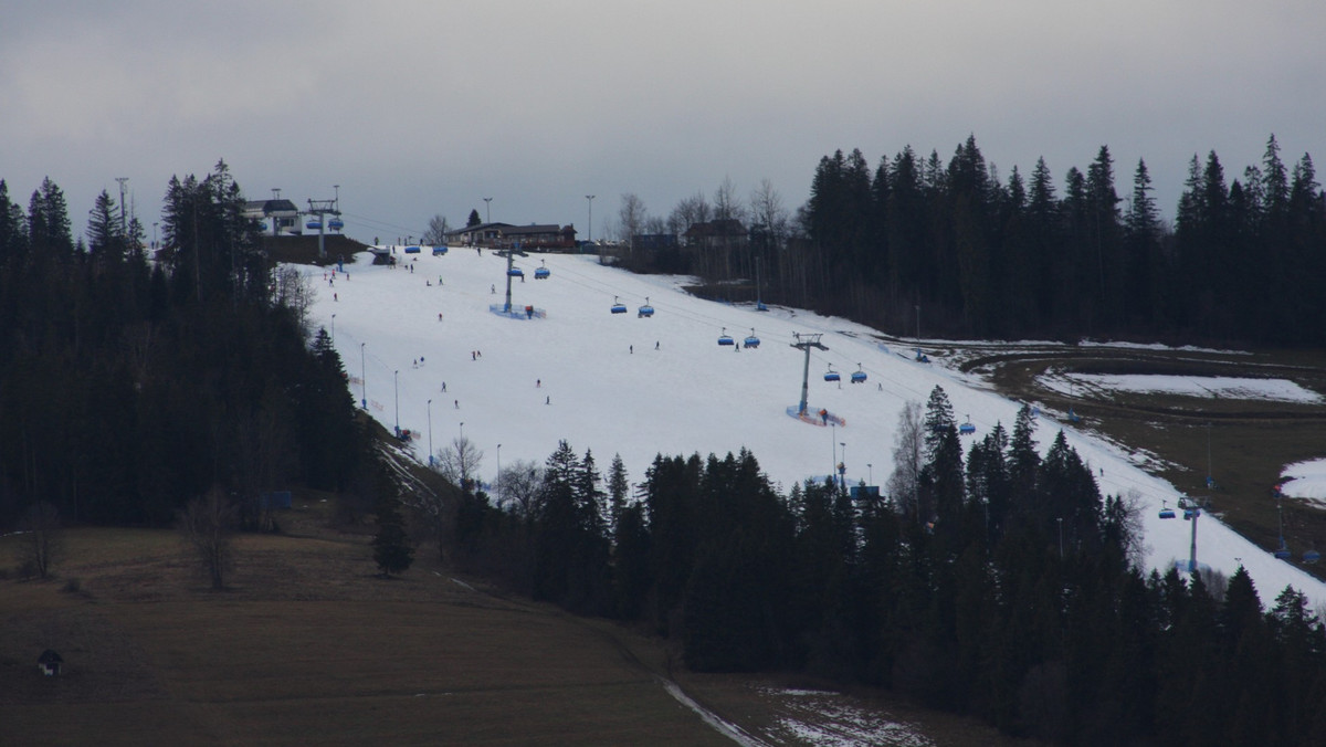 Na Podhalu kolejne stacje narciarskie kończą sezon zimowy. W niedzielę ostatni raz poszusujemy na Polanie Szymoszkowej w Zakopanem. Na nartach wciąż można jeździć na Kasprowym Wierchu oraz na niektórych stokach w Białce Tatrzańskiej.