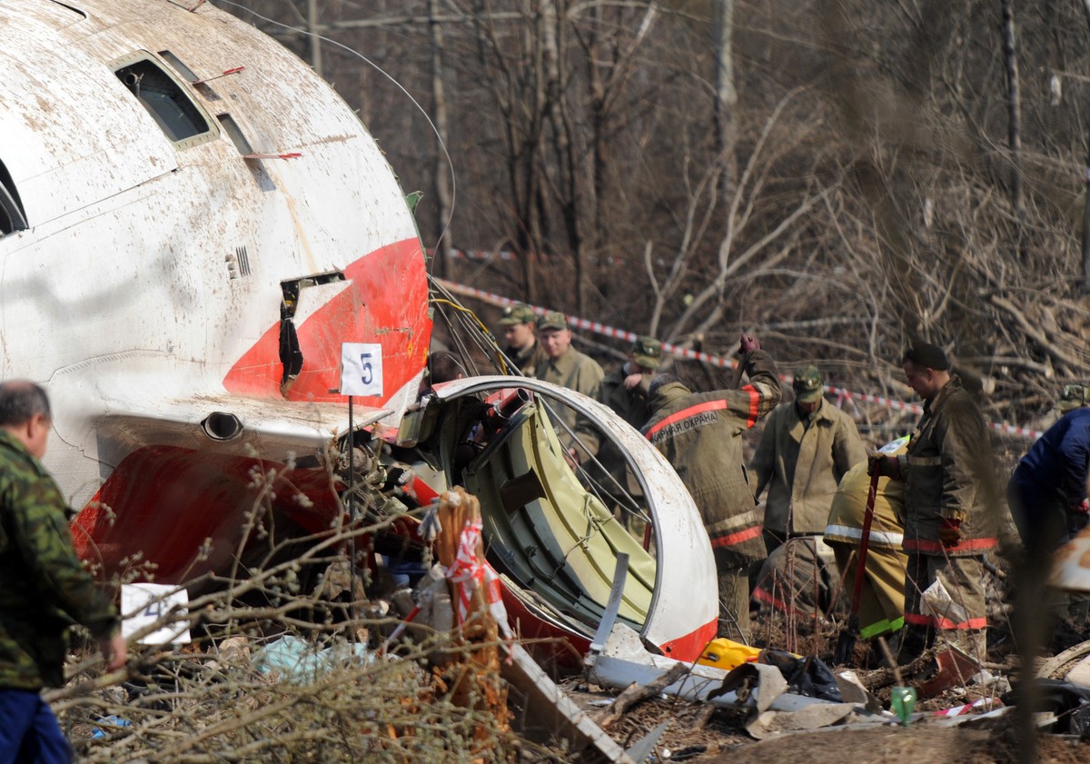 Wrak rządowego Tu-154M po katastrofie w Smoleńsku