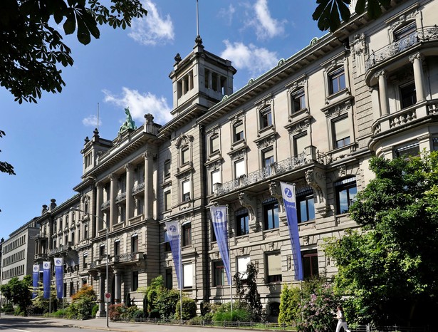 1. Zurych. Weekend dla dwojga w jednym z najdroższych miast świata kosztowałby według wyliczeń banku USB około 1250 dolarów. UBS przyjął obliczył ceny koszyka 10 dóbr turystycznych dla dwojga osób. w jego skład wchodzi koszt noclegu w luksusowym hotelu.
