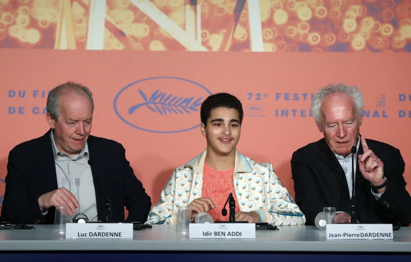 Belgijski aktor Idir Ben Addi (w środku) oraz bracia reżyserzy: Jean-Pierre Dardenne (z prawej) and Luc Dardenne