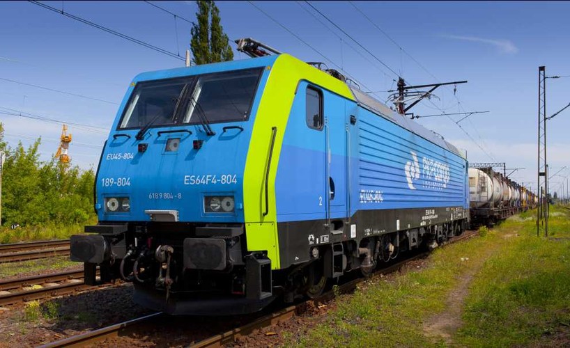 A to dotychczasowe malowanie PKP Cargo. Czy zmiana rzeczywiście była potrzebna? Zdania w branży będą zapewne podzielone. 

PKP Cargo jest największym towarowym przewoźnikiem kolejowym w Polsce. Jak wynika z danych UTK, po trzech kwartałach br. posiada prawie 48 proc. w transportowanej masie i 56 proc. w pracy przewozowej. Dotychczas PKP Cargo posiadało tylko jedną lokomotywę wielosystemową na własność, a resztę pojazdów tego typu dzierżawiło (w formie leasingu operacyjnego). Plan jest taki, że przewoźnik ma zastępować nowymi vectronami lokomotywy, które obecnie leasinguje.