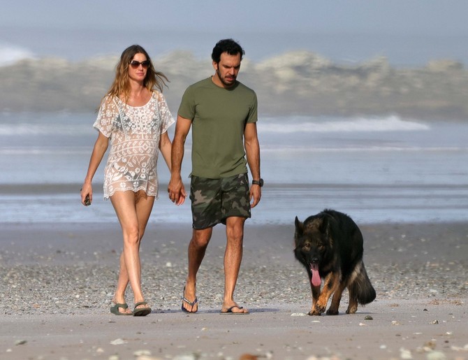 Trudna Žizel Bundšen i njen dečko Hoakim Valente na plaži na Kostariki