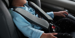 Na którym siedzeniu w samochodzie trzymać dziecięcy fotelik? Nie wszyscy wiedzą