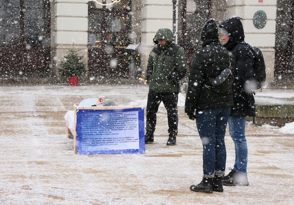 Kuba ma 24 lata i leży na łóżku w centrum Warszawy