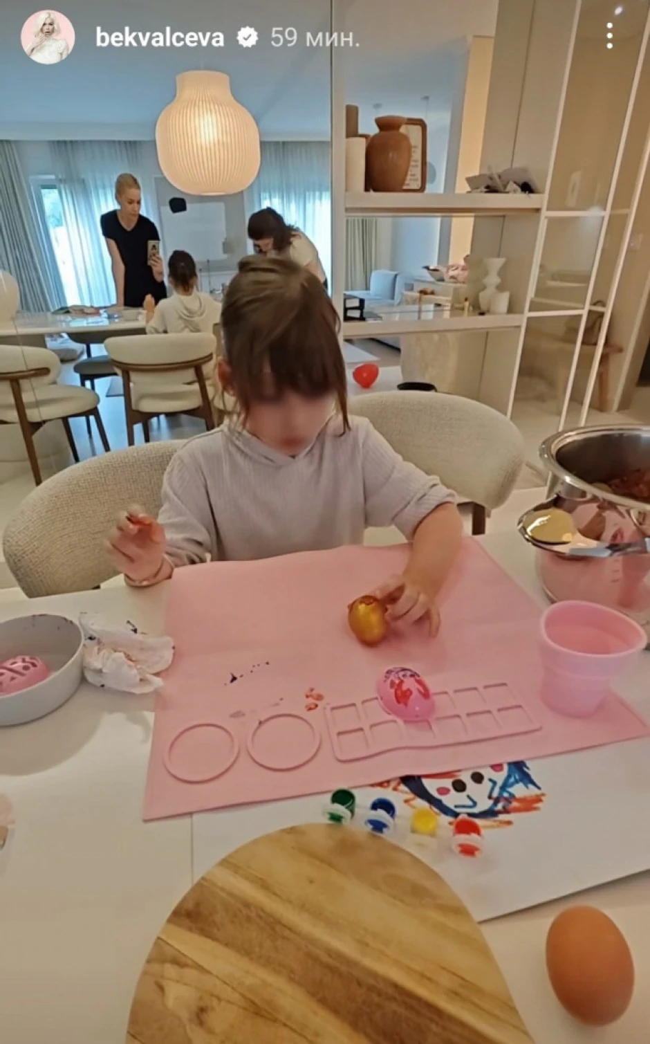 Nataša Bekvalac pokazala kako se u njenom domu farbaju jaja