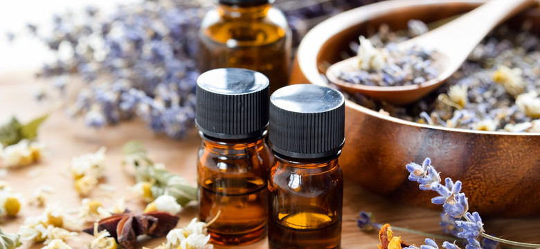 Domowa aromaterapia pomoże ukoić skołatane nerwy. Przepisy na olejki eteryczne
