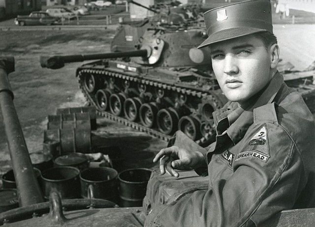 Elvis Presley podczas służby wojskowej w Niemczech (fot. Vittoriano Rastelli)