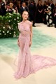 Phoebe Dynevor az első sztár, aki Victoria Beckham ruhát visel a Met-gálán.