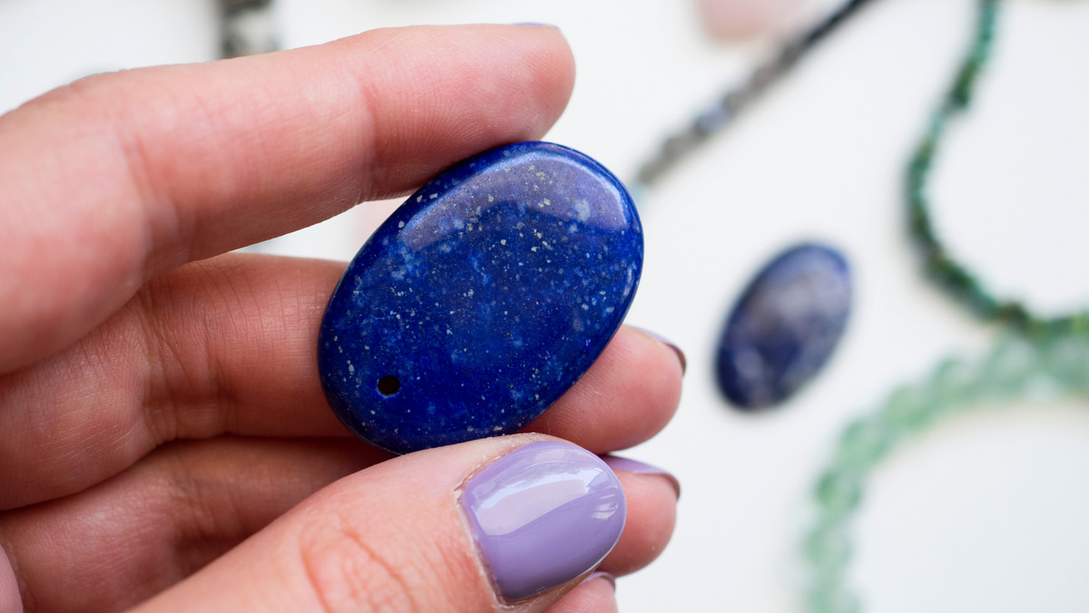 Piękna biżuteria z lapis-lazuli. Kamień wygląda jak niebo pełne gwiazd
