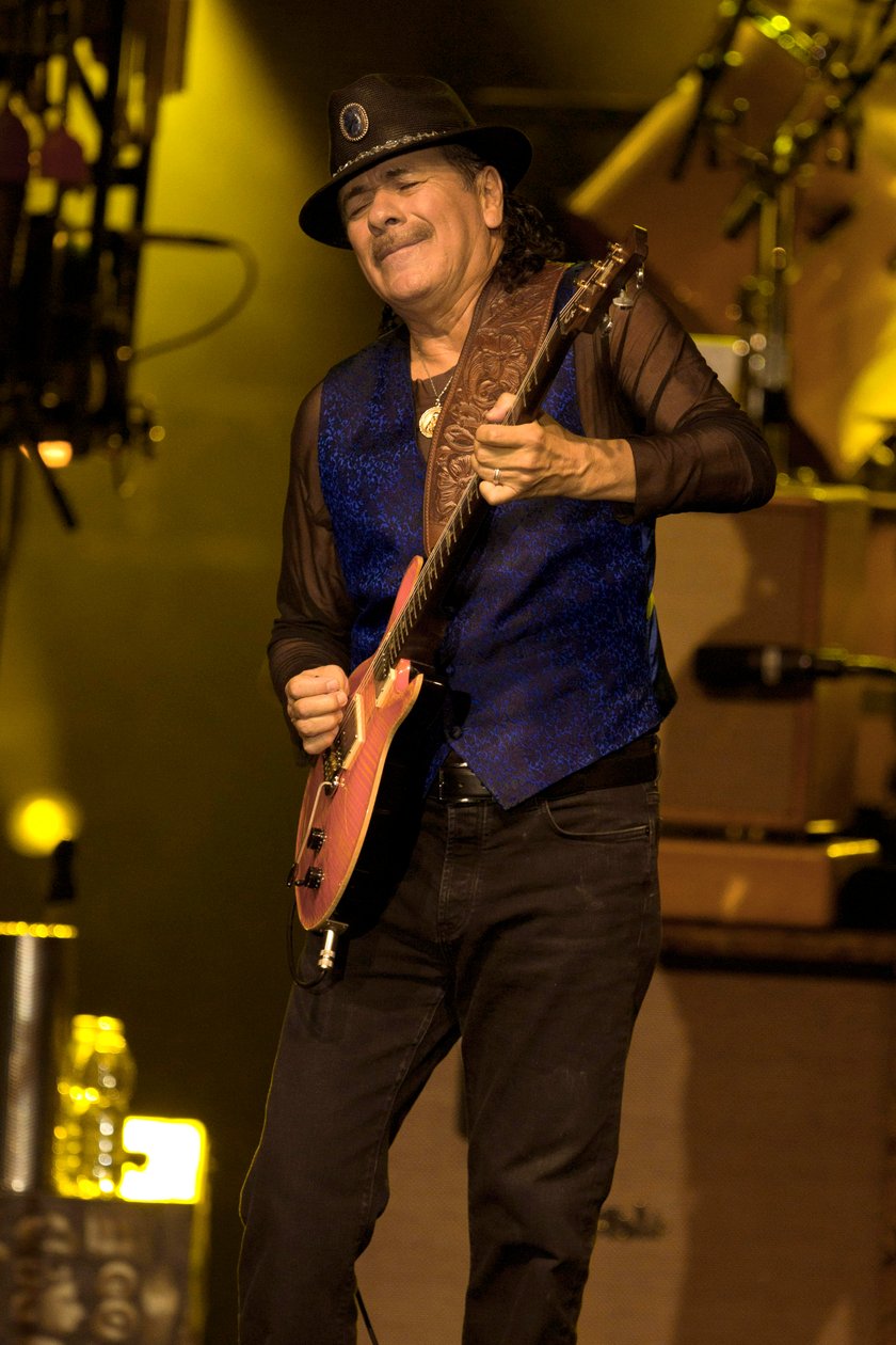 Carlos Santana gra na gitarze