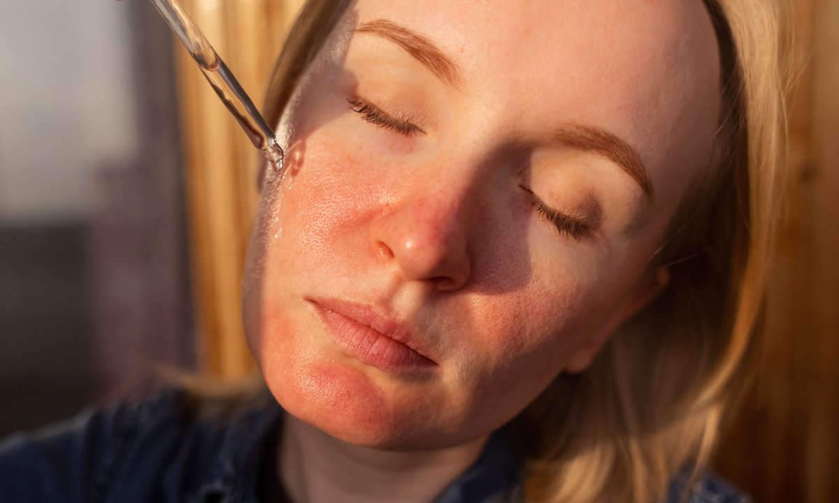 Plamy po słońcu i ślady po trądziku. Ten peeling działa jak „odplamiacz”
