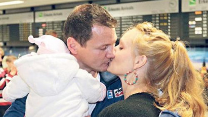 A győztes Madárt csókkal és gyermekével várta felesége