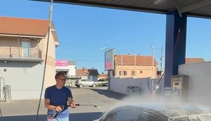 Vučić pere automobil 