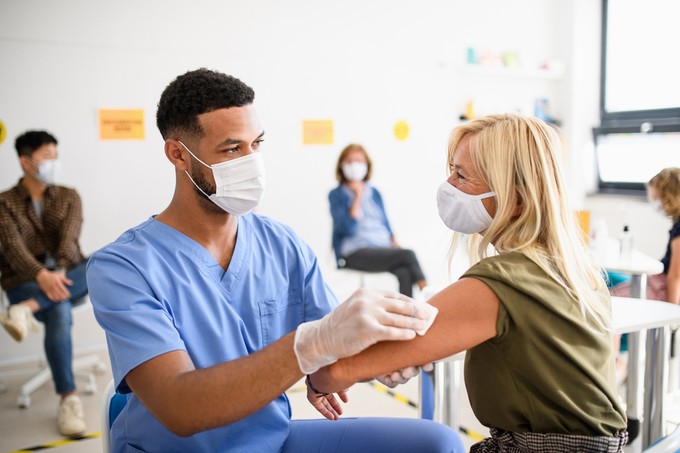 Már a kanyarban az influenza és a koronavírus elleni kombinált oltás
