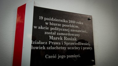 "GW": konflikt niepełnosprawnych i działaczy PiS wokół tablicy upamiętniającej Marka Rosiaka